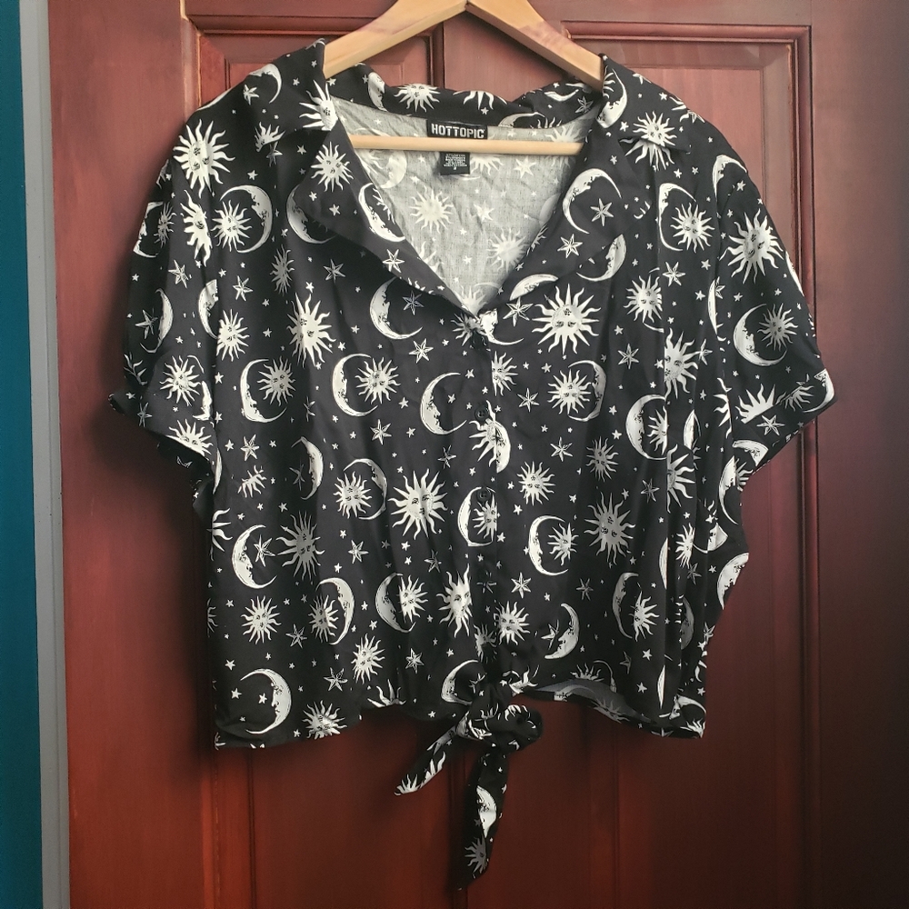 Hot Topic Moon, Sun, and Stars Tie Front Crop Top, Size Plus 2